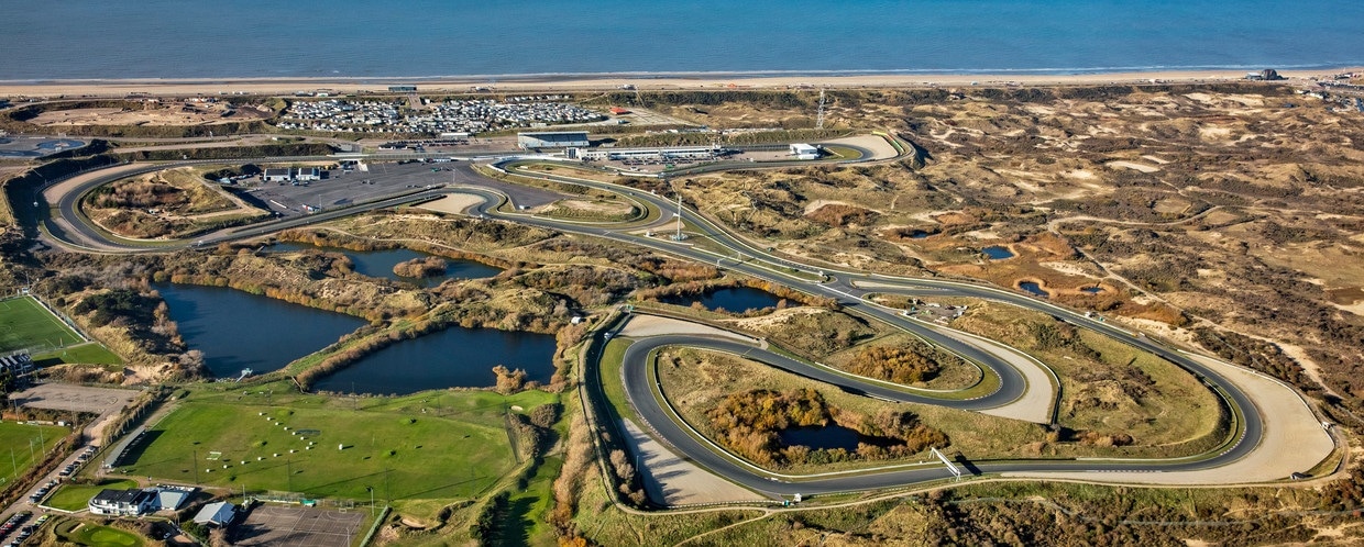 Het vernieuwde F1-circuit in Zandvoort, in het eerste weekend van september één groot Formule 1-circus. Foto: ANP