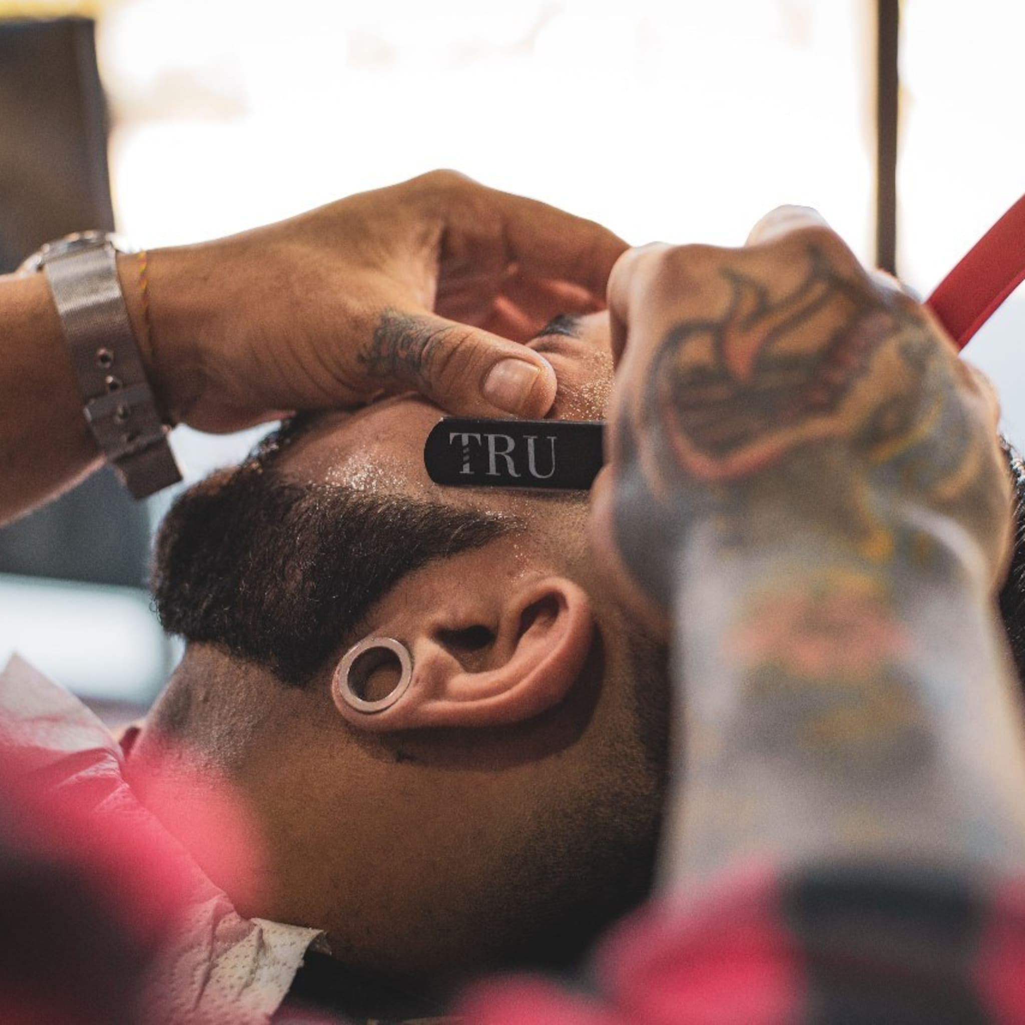 herenkapper terug van weggeweest en heet barbier voor hippe ma n nen