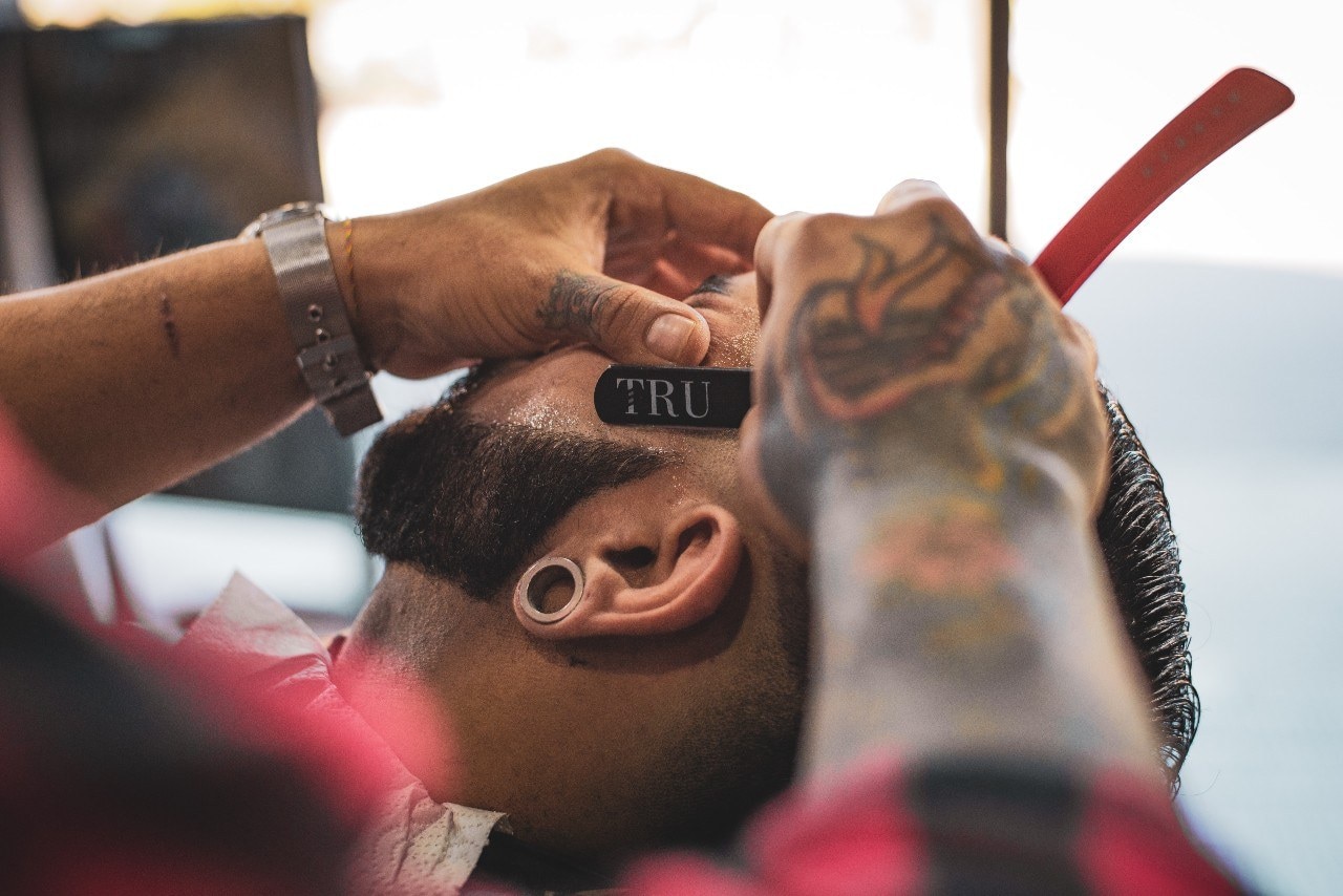 Het aantal barbiers neemt jaar op jaar toe. De ondernemers richten zich op veelal hippe jongens met strak opgeschoren kapsels en baardlijntjes Foto: Unsplash