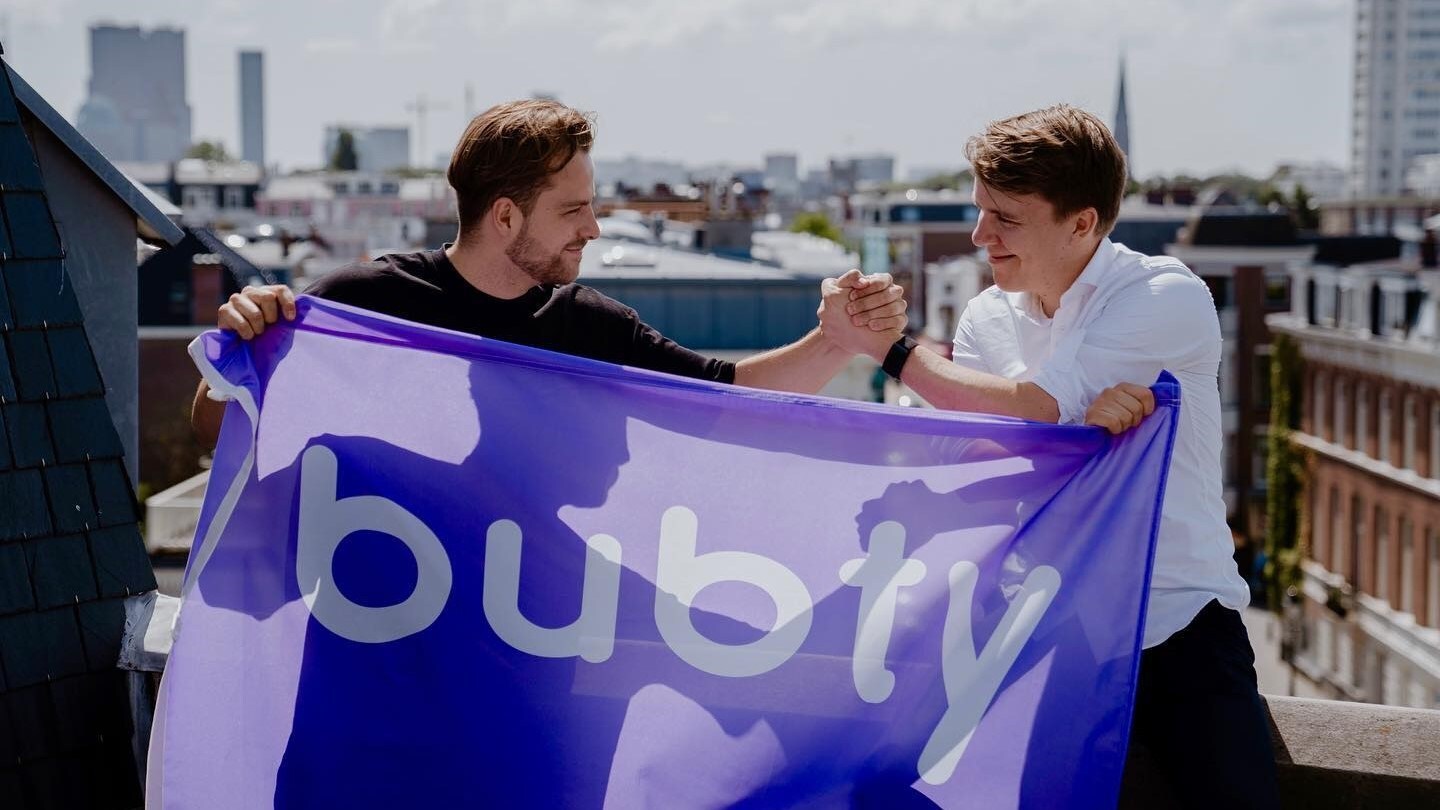 Lee Willoughby (links) en Benjamin Schriel haalden met hun BUBTY tonnen binnen. Foto: BUBTY