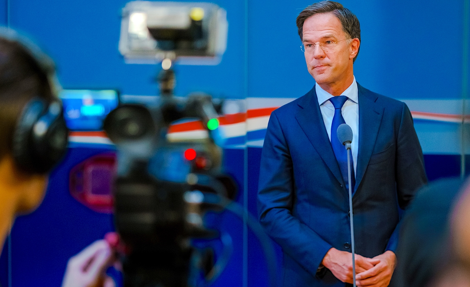 Demissionair premier Mark Rutte komt aan op het Binnenhof voor nog een overleg over de coronacrisis. Foto: ANP.