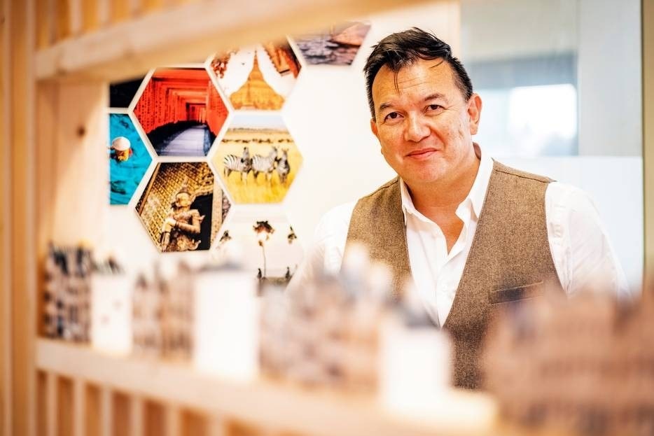 Frangken Tuhumena, de directeur van 333travel Foto: Marlies Wessels
