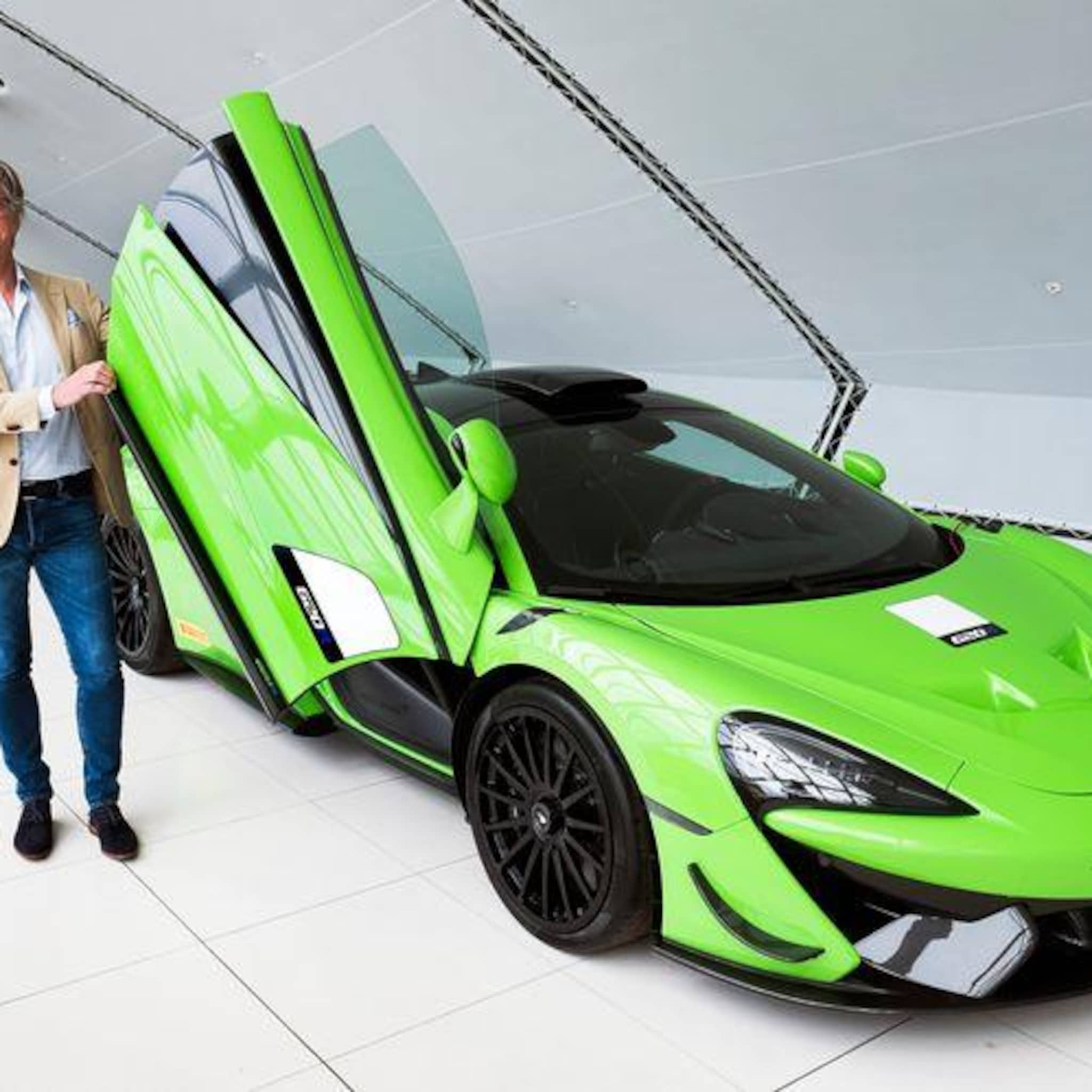 peperdure porsches en lamborghini s vliegen showroom uit alsof mensen hun geld niet kwijt kunnen