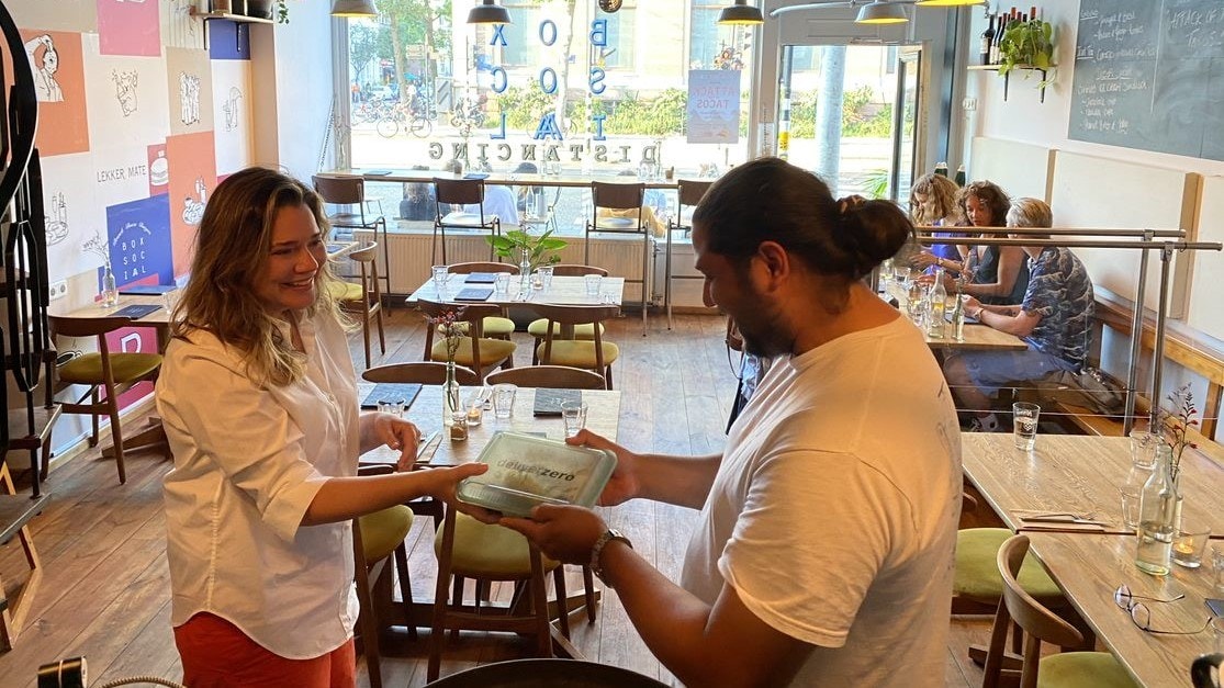 Ozarka staat open voor samenwerking met alle horeca die over willen op het systeem van herbruikbare bakjes. Foto's: Ozarka