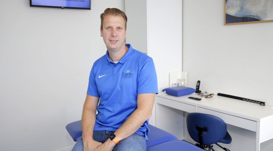 Edwin van de Velden checkt zijn gegevens voor de kinderopvangtoeslag maandelijks via Mijn toeslagen op toeslagen.nl of de app Kinderopvangtoeslag. Foto: Ruud Voest