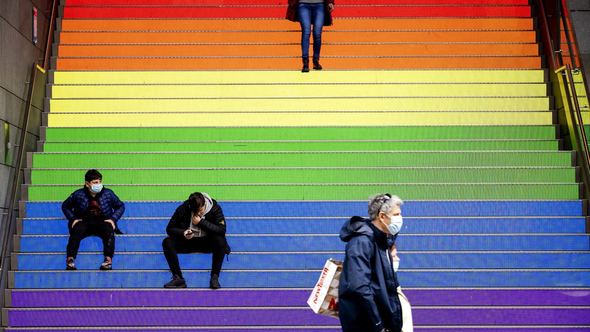 Een trap op de Grote Marktstraat in Den Haag is verlicht in de regenboogkleuren. Foto: ANP