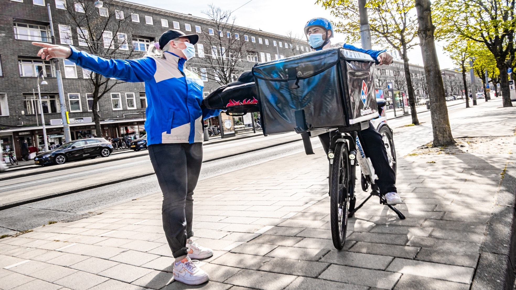 Verkeerstraining aan een nieuwe maaltijdbezorger van Domino's. Foto: Joris van Gennip