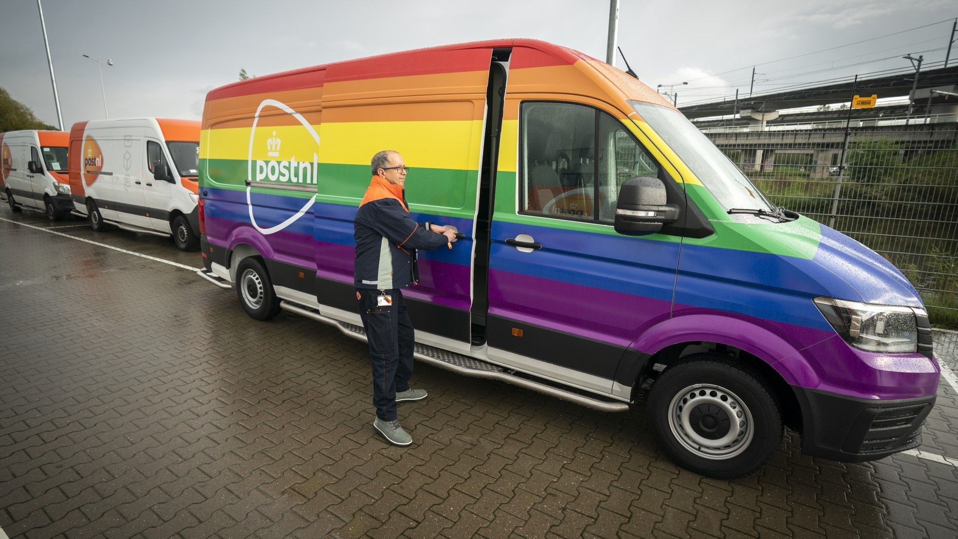 Een PostNL-bus in regenboogkleuren om de LGBTQIA+ community te steunen. Foto: ANP