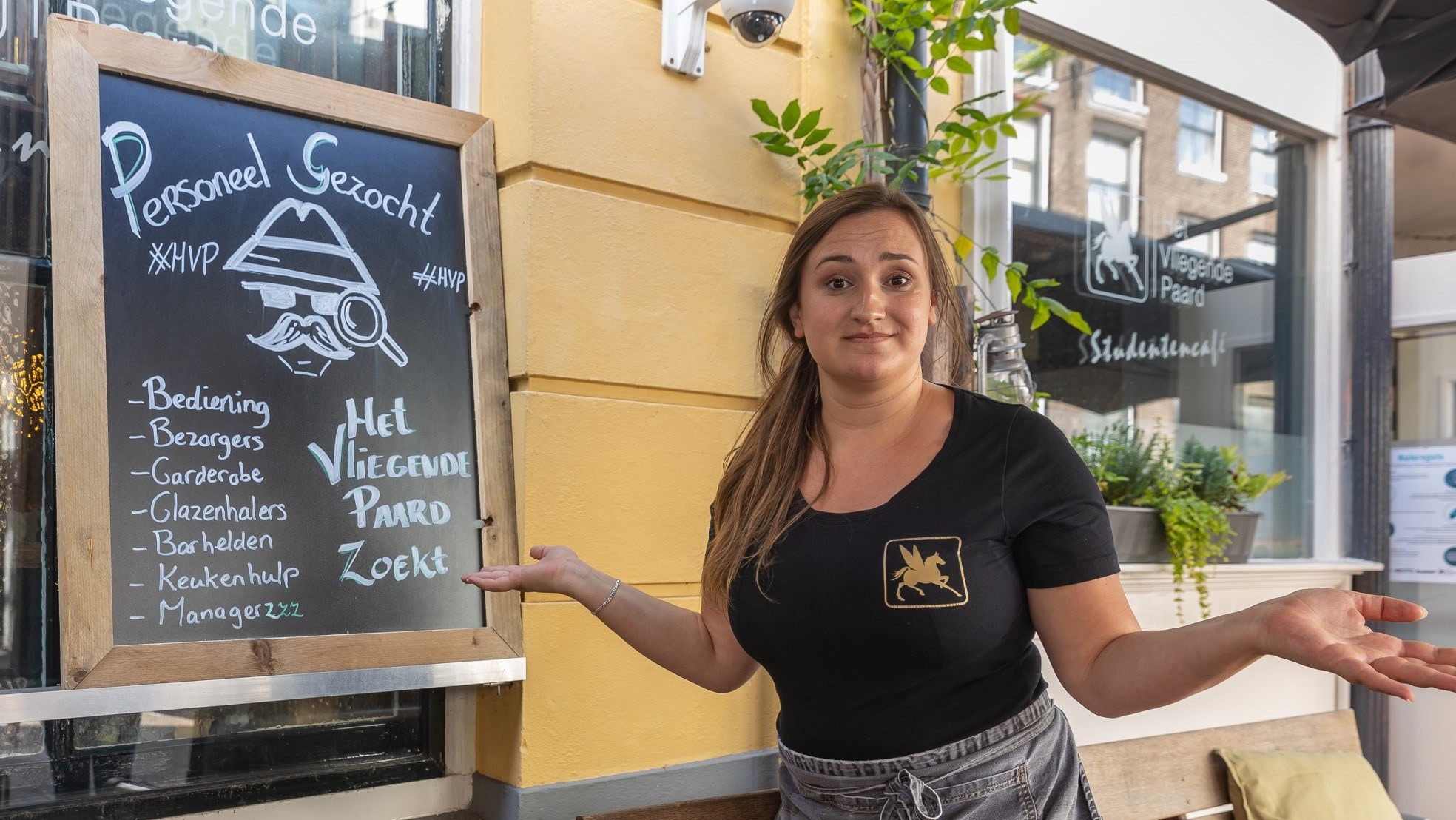 Overal in het centrum van Zwolle hangen posters met 'personeel voor de horeca gezocht' erop. Foto: Pedro Sluiter
