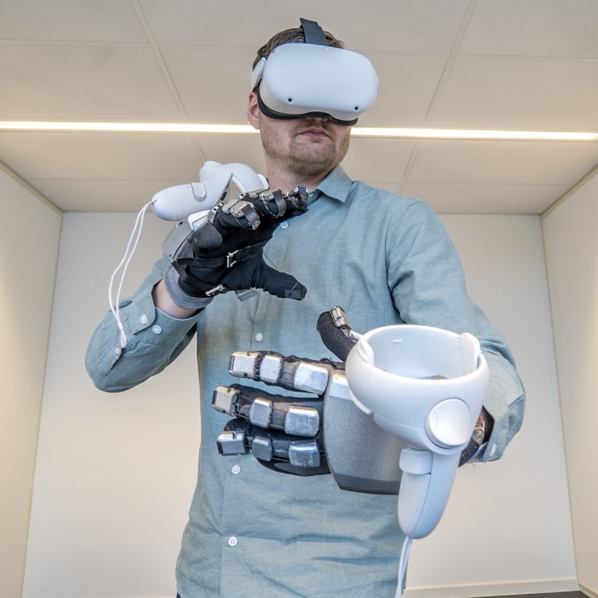 dankzij robotarm van startup senseglove is virtual reality ook tastbaar