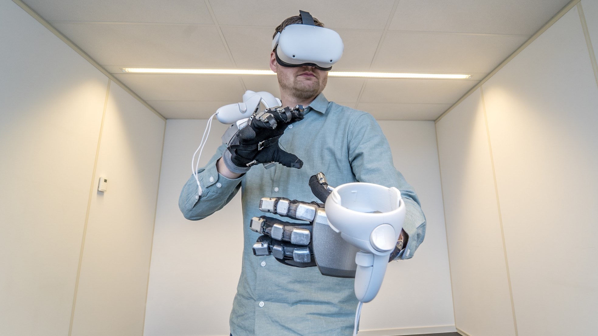 Gijs den Butter met de SenseGlove Nova. Foto: Fred Leeflang