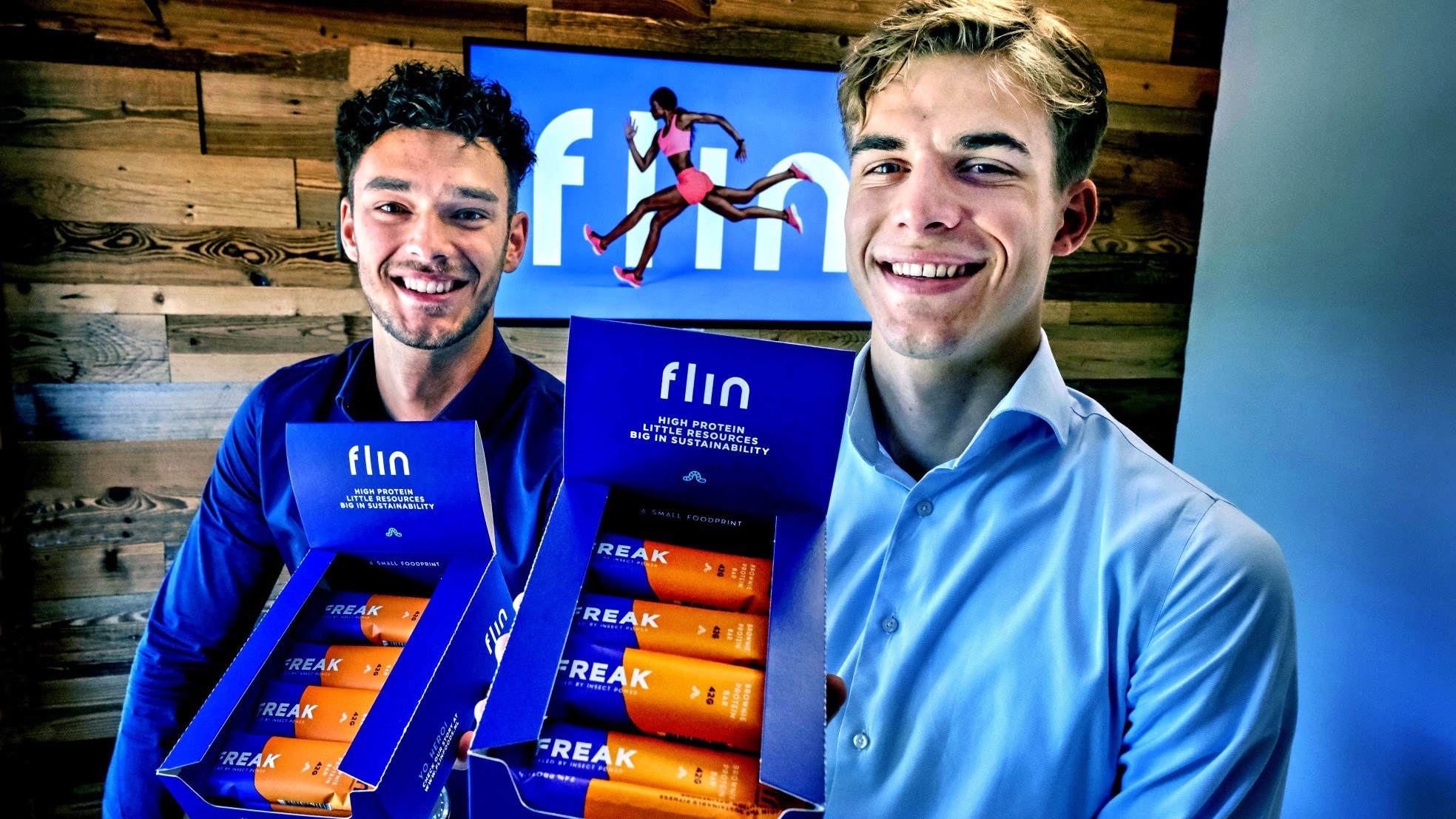 Ondernemers Wesley den Hollander (22) en Levi Fortuin (22, rechts) van Flin Foods met de insectenrepen. Foto: Victor van Breukelen