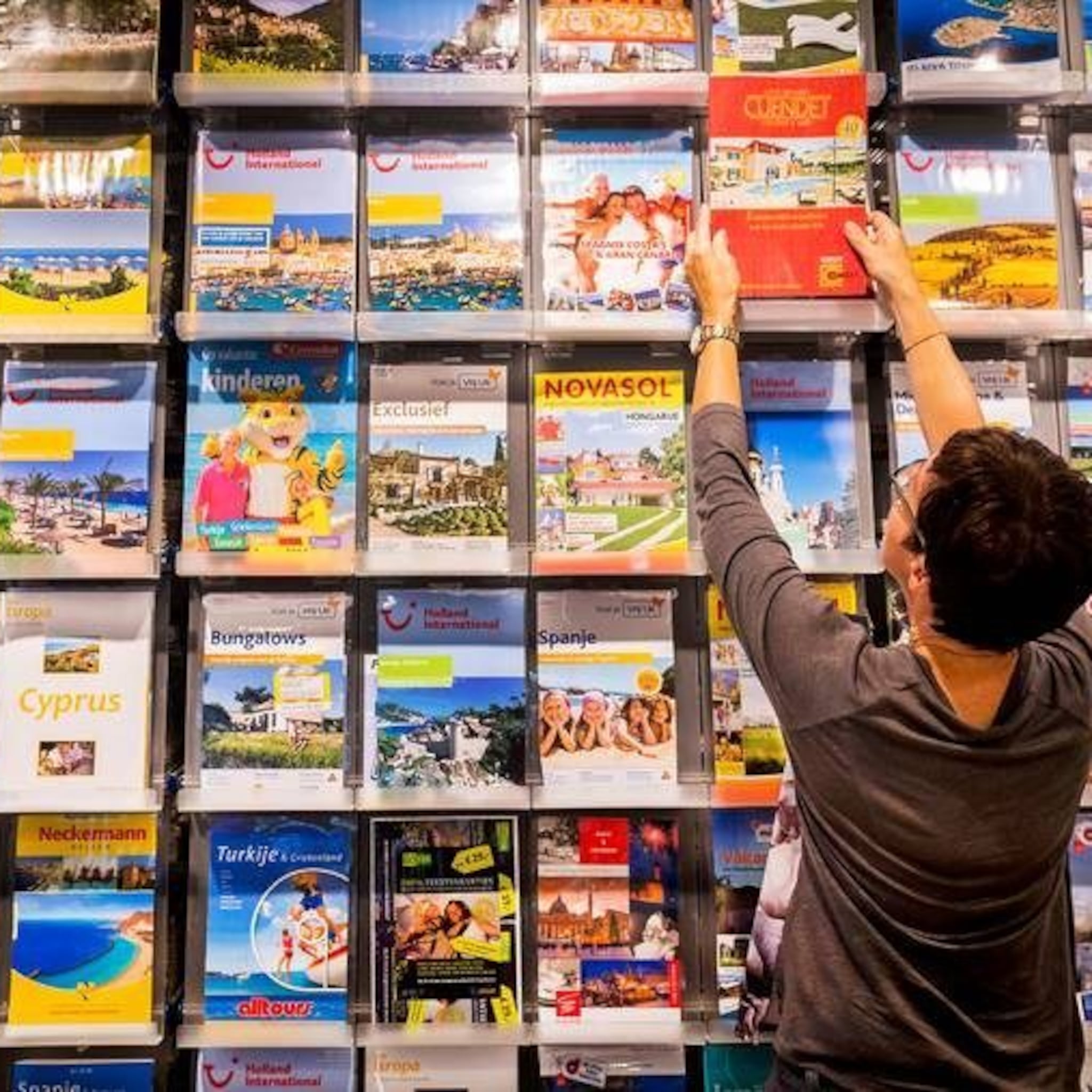 nieuwe eigenaar d reizen ziet toekomst in reiswereld en heropent meer dan 100 winkels