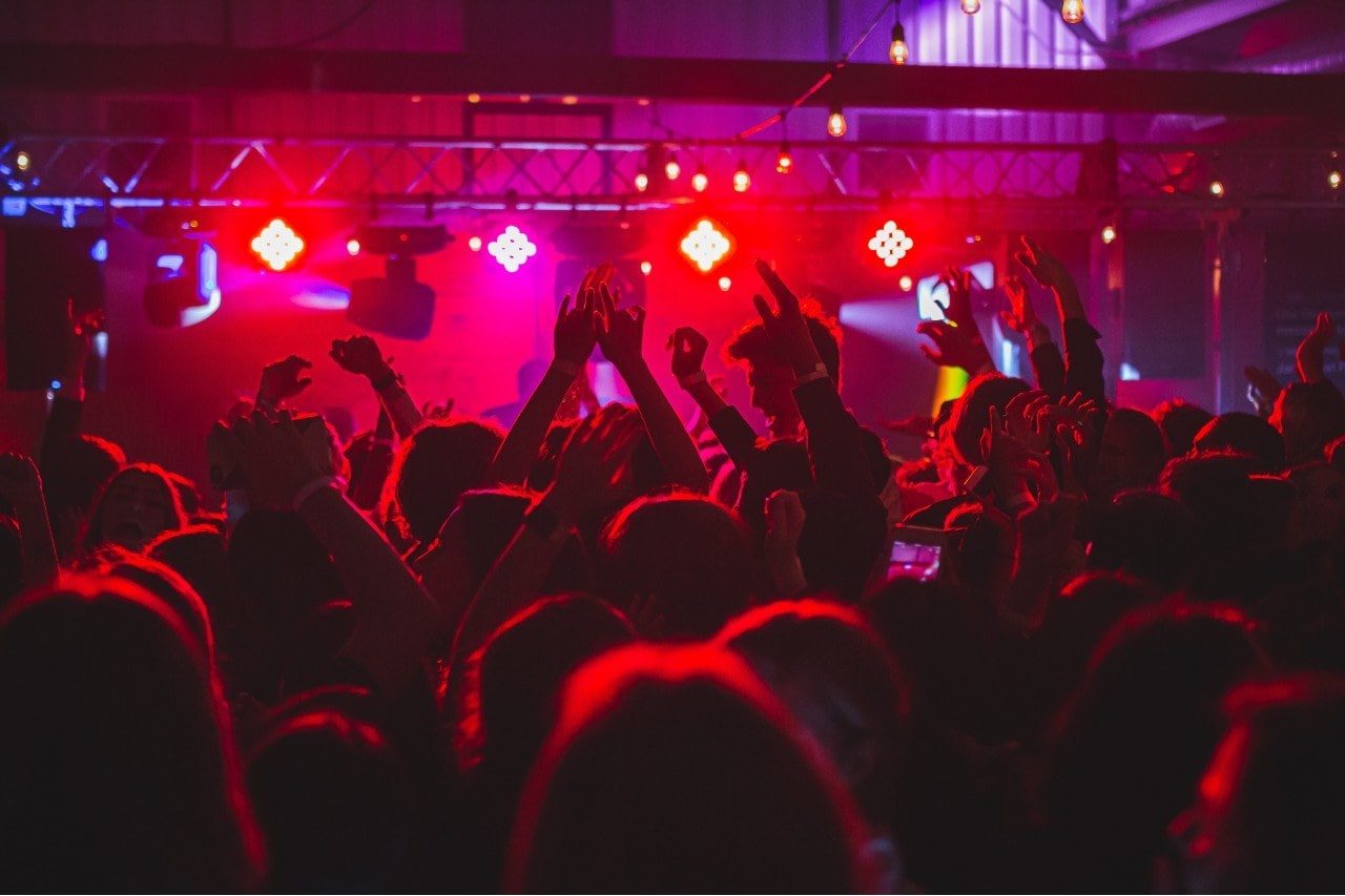 Het uitgaansleven heeft volgens de Dutch Nighttime Alliance naast economische waarde ook veel sociale en culturele waarde. Foto: Unsplash