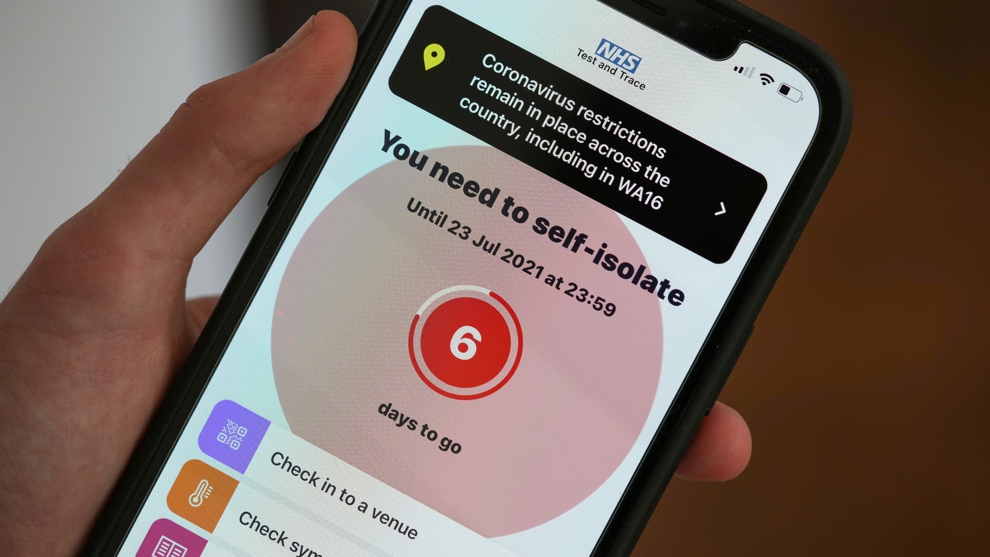 Personeel zou massaal een ‘ping’ uit de NHS-app krijgen omdat ze in contact zijn geweest met een besmet persoon. Foto: Getty