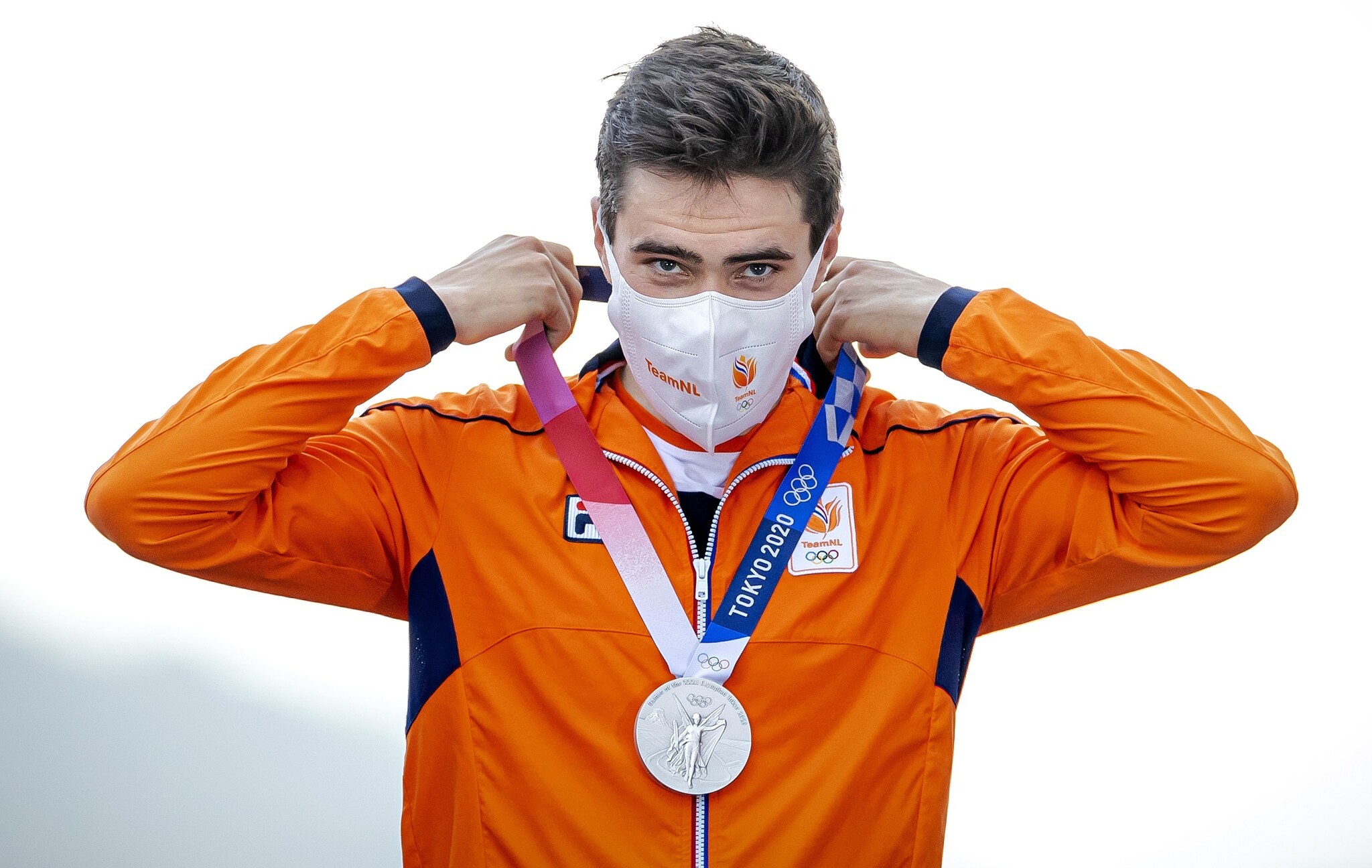 Tom Dumoulin met zijn zilveren medaille tijdens de Olympische Spelen van Tokio. Foto: ANP