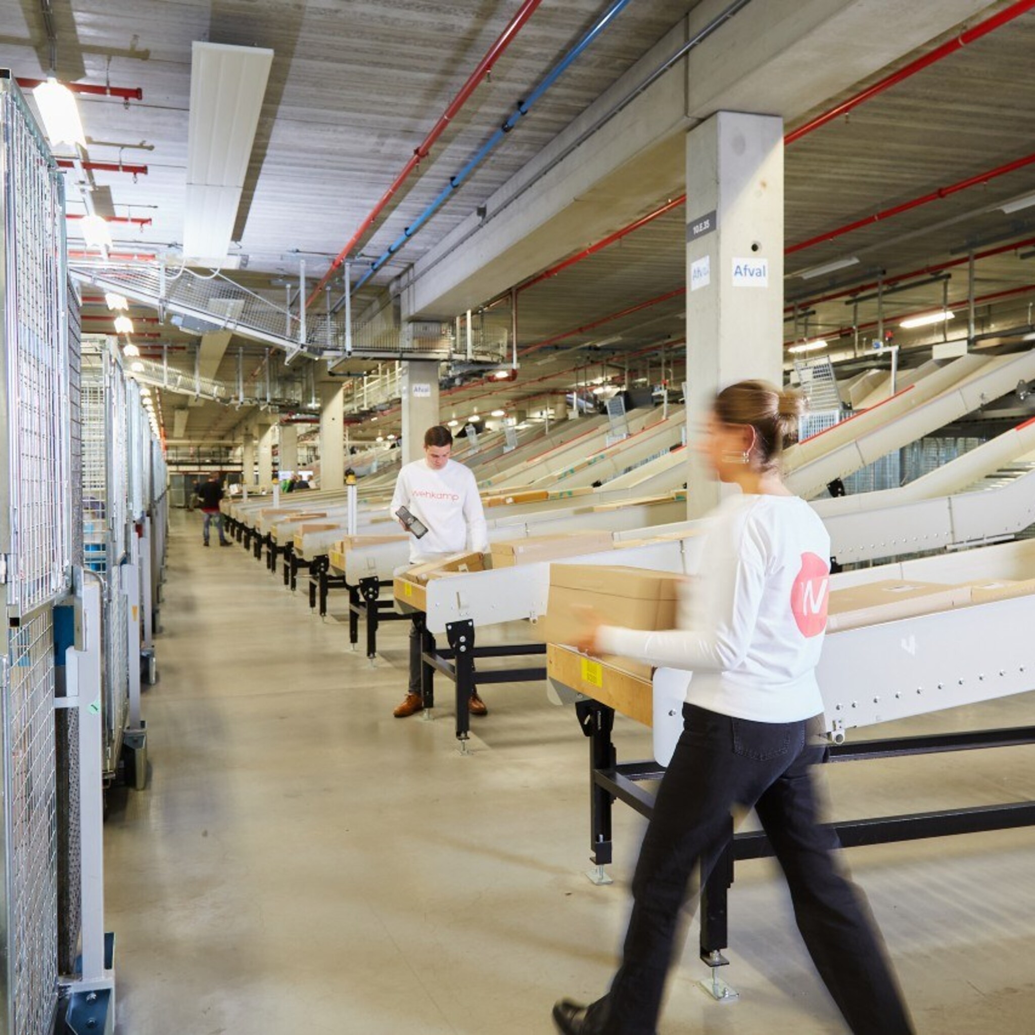 wehkamp maakt eindelijk winst en neemt meteen kleertjes com over