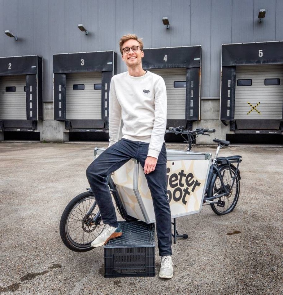 Jouri Schoemaker op de bakfiets waarmee zijn onderneming begon. Foto: Raymond Rutting