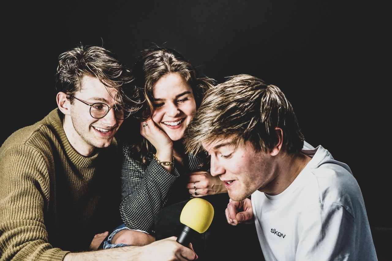 De redactie van Studenten.com in actie bij het opnemen van een podcast. Foto: Scholieren.com