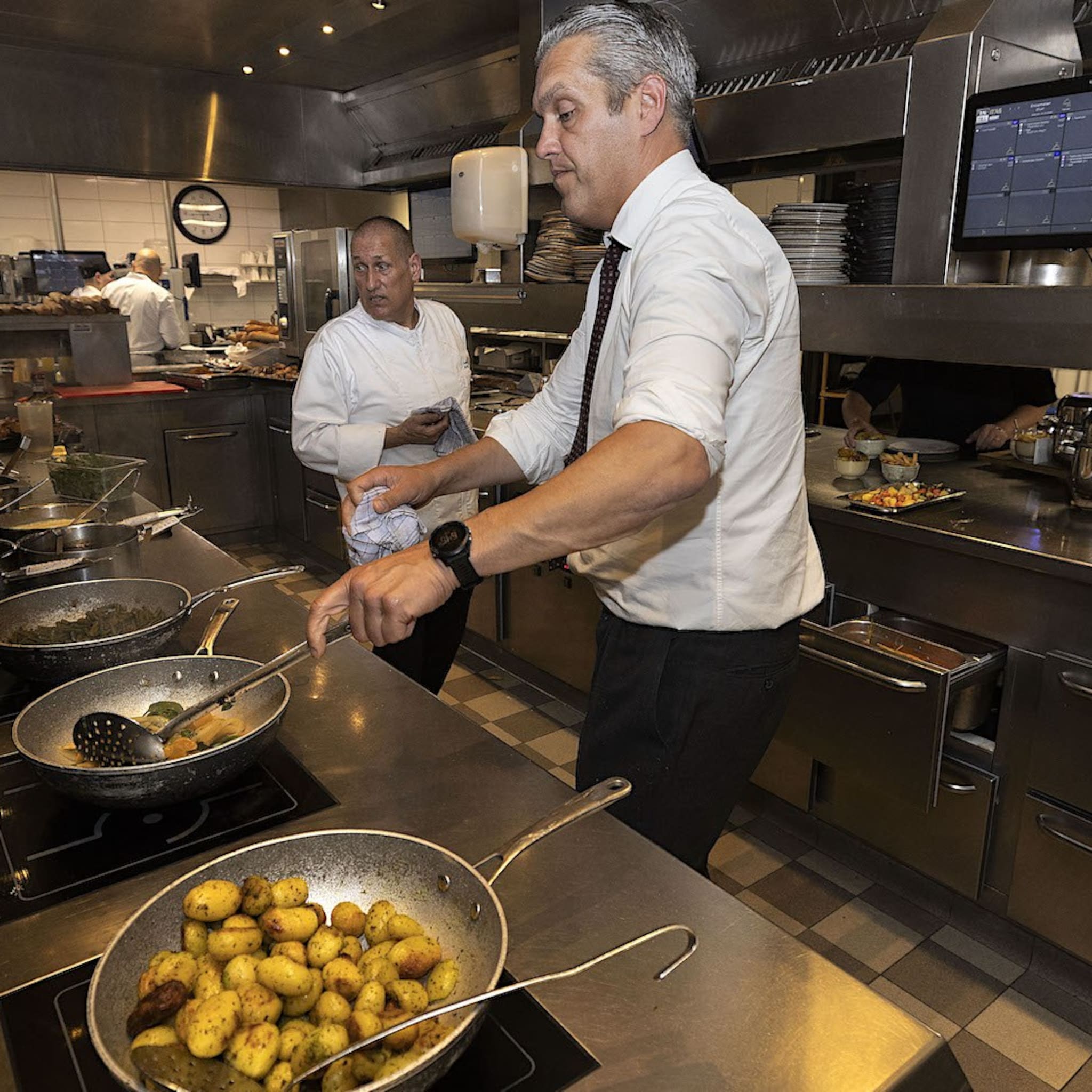 horeca jacht op personeel uit spanje en portugal directeur van der valk duikt zelf keuken in