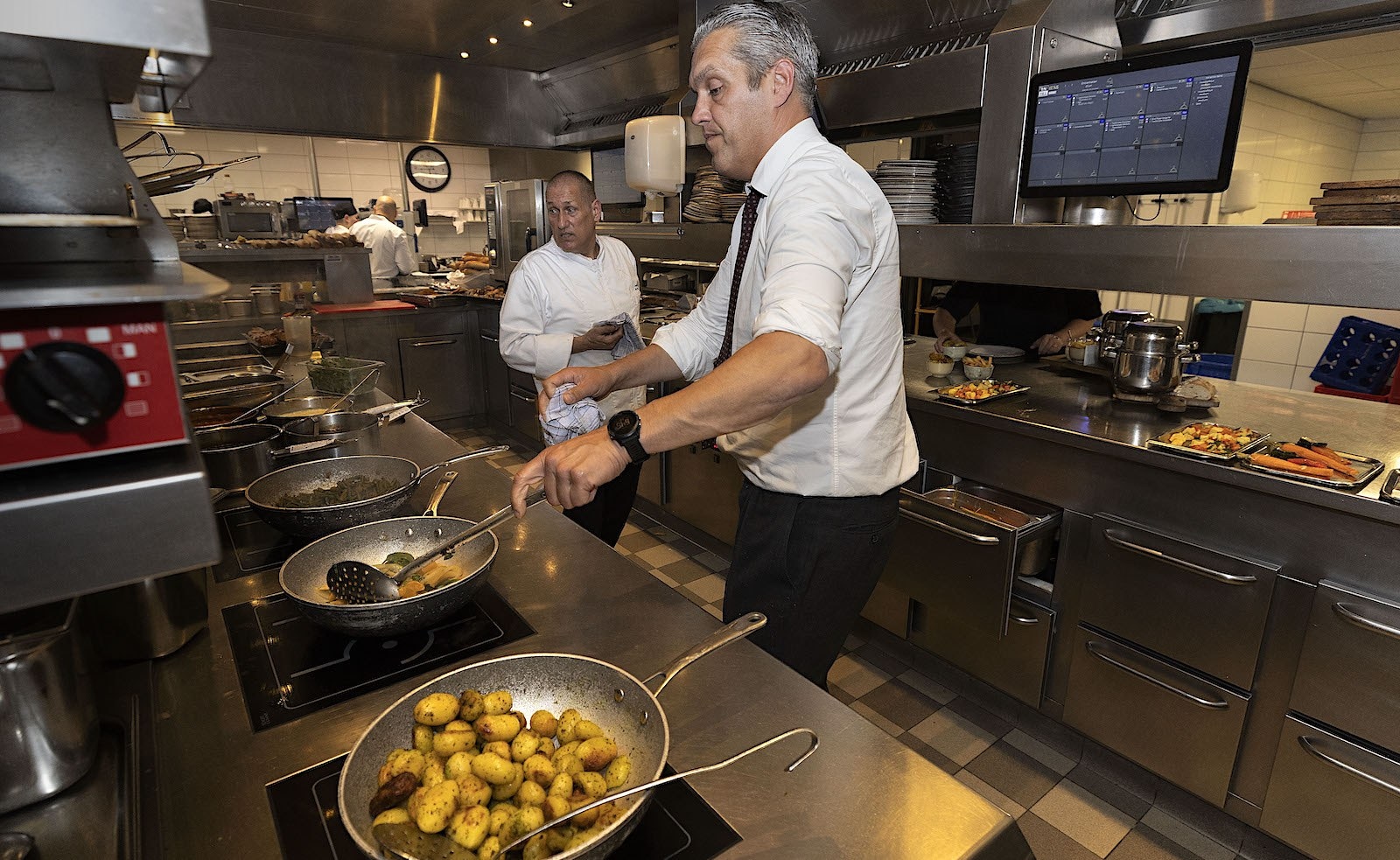Omdat hij niet aan personeel kan komen, draait Rick Polman van Van der Valk Eindhoven zelf mee in de keuken. Foto: Kees Martens
