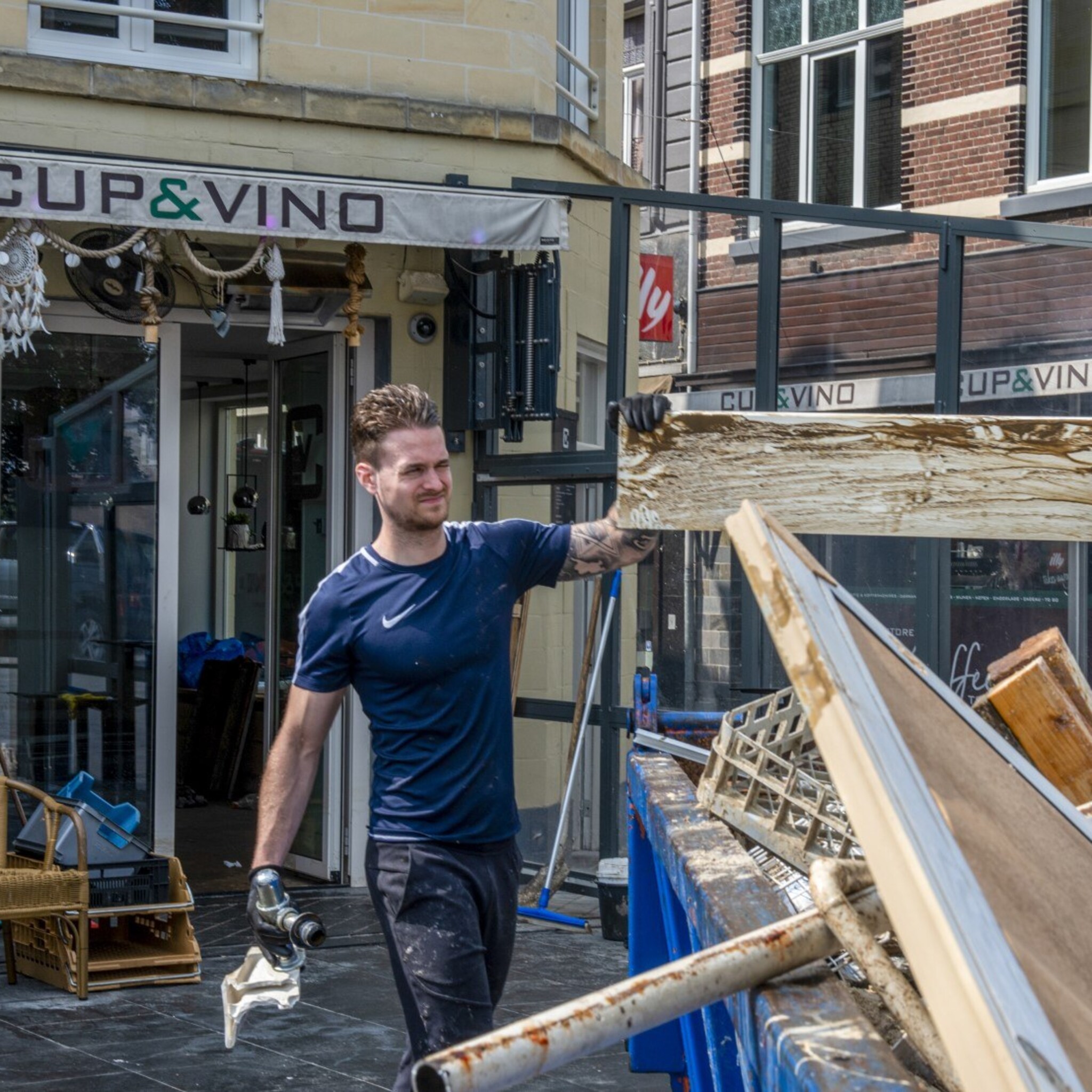 limburgse cafe eigenaar liever nog een jaar corona dan deze overstroming