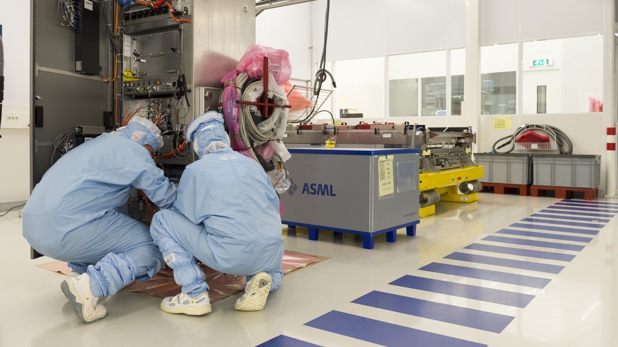 Werknemers in de stofvrije ruimte, de zogenaamde cleanroom, waar de chips worden gemaakt van chipmachinefabrikant ASML. Foto: ANP