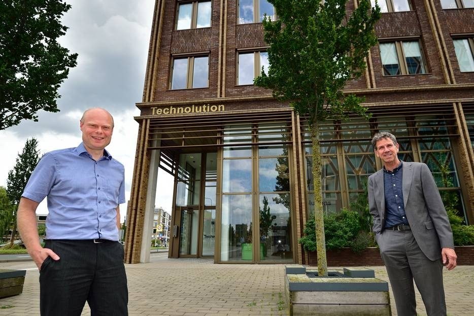 Het Goudse Technolution gaat de communicatie van militairen beveiligen. Enorm eervol, vinden Jan van der Wel (CEO), rechts, en Jonathan Hofman (vakspecialist). Foto: Pim Mul