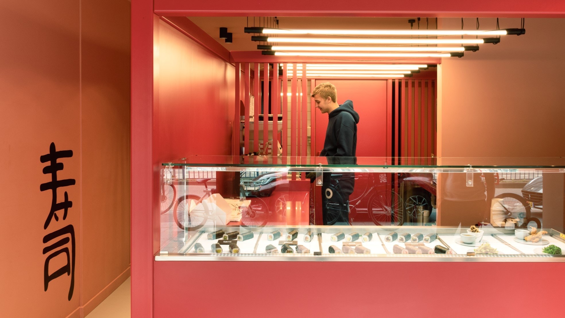 Lode van Hattum in de eerste Rollingsushi in Amsterdam. Foto's: Rollingsushi