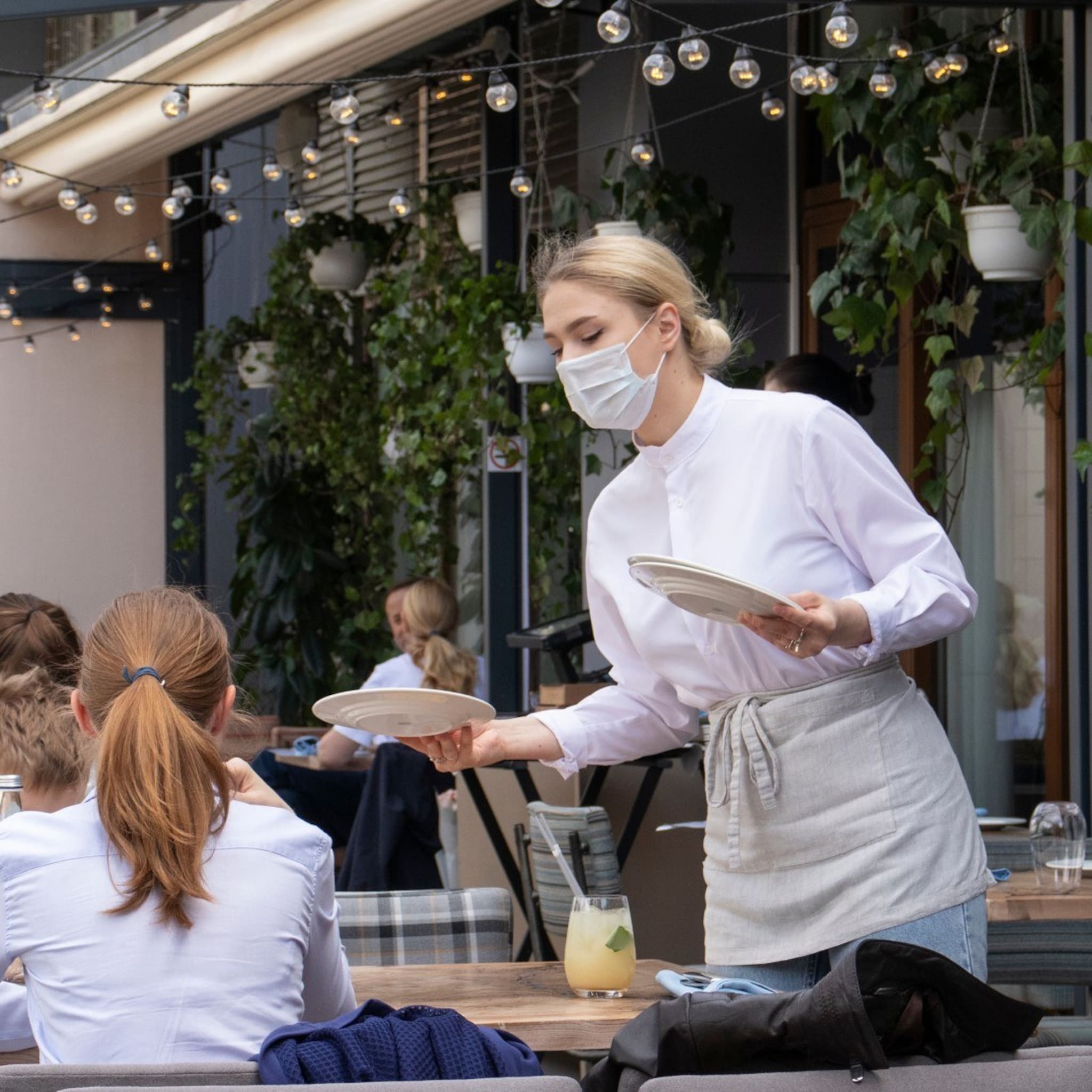 een op de vijf horecamedewerkers overweegt te stoppen