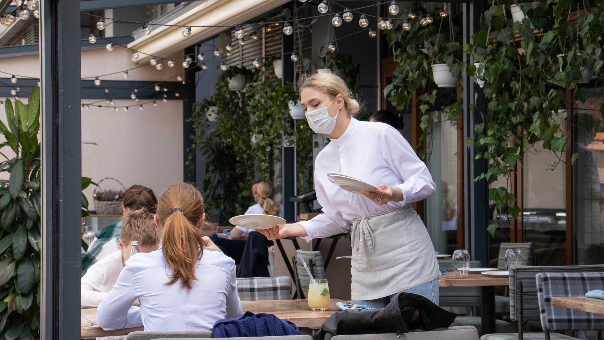 Volgens cijfers van KHN is in coronatijd bijna een kwart van de 450.000 horecamedewerkers uitgestroomd. Foto: Shutterstock