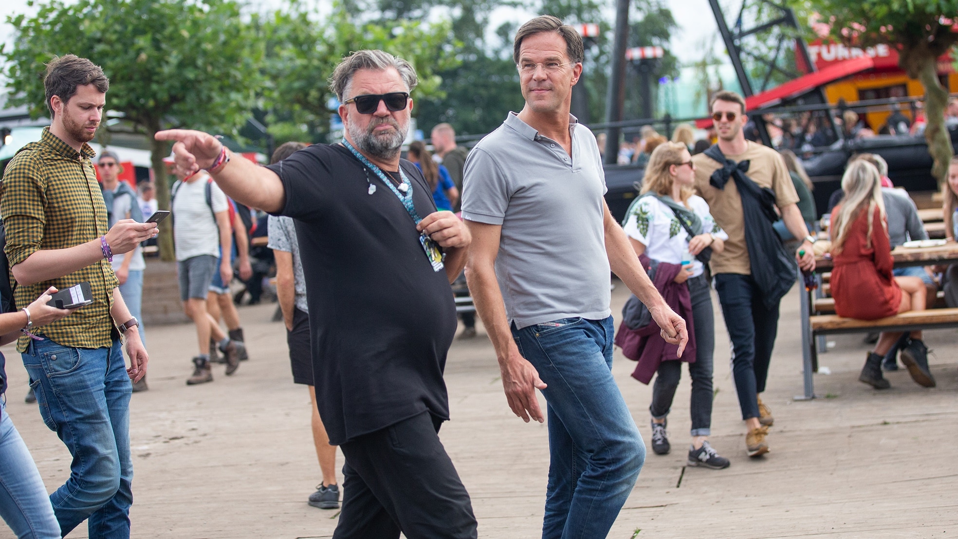 Lowlands-directeur leidt premier Mark Rutte rond op Lowlands 2019. Foto: Hollandse Hoogte.