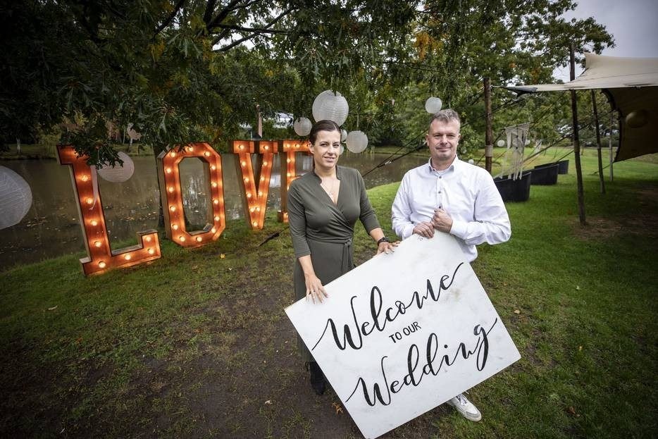 Mark met zijn vriendin Corinne van Restaurant Fox. De ondernemer verplaatst de avondfeesten nu naar Duitsland. „Je gaat vanzelf de grens opzoeken.” Foto's: Robin Hilberink
