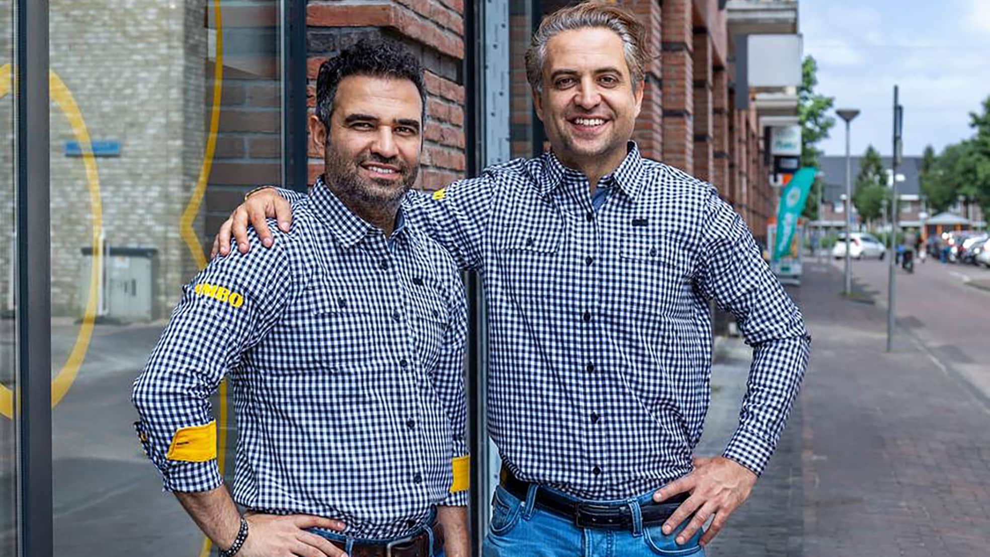 Sajjad Bagh (links) en zijn broer David voor de nieuwe Jumbo-supermarkt in winkelcentrum Vleuterweide in Vleuten. Woensdag gaat de supermarkt open. Foto: Angeliek de Jonge
