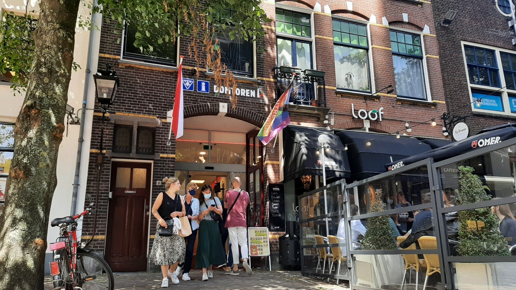 Ook bij de VVV in Utrecht is het druk. De coronaregels blijken verwarrend. Foto: AD