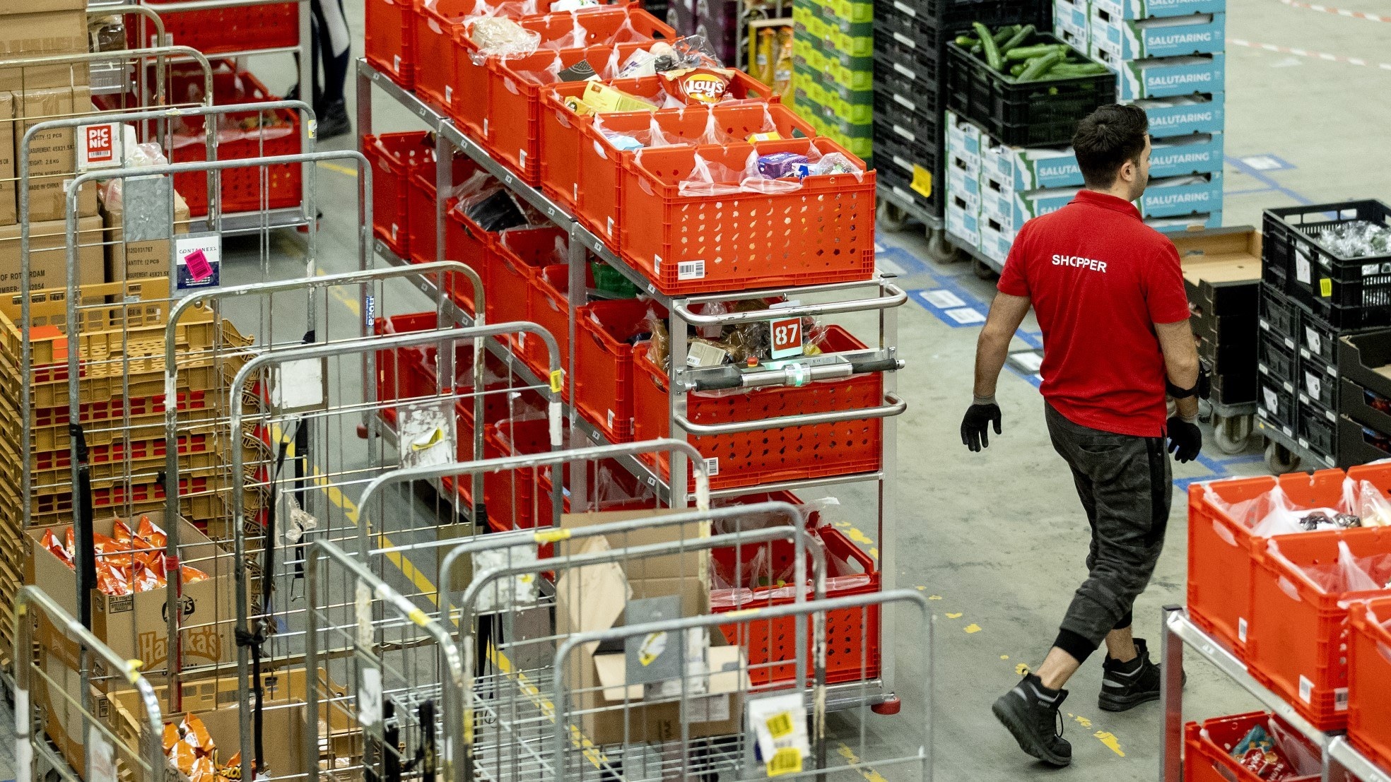 Veel medewerkers van bedrijven zitten door de explosieve stijging van het aantal coronabesmettingen thuis in quarantaine. Bij onlinesupermarkt Picnic geldt dat momenteel voor negentig werknemers. Foto: ANP
