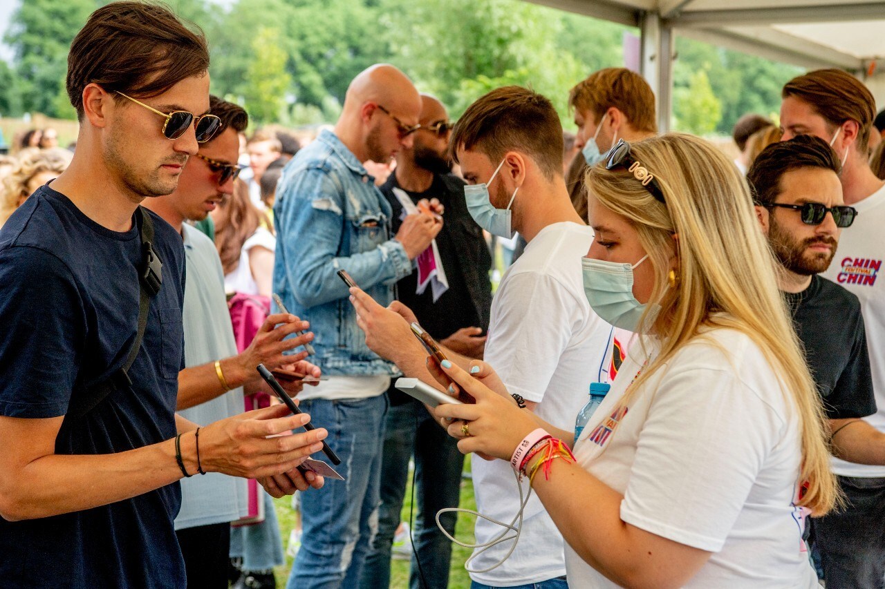 Het Chin Chin festival in Amsterdam eerder deze maand, met toegang met testen voor toegang. Met een QR-code, coronabewijs of vaccinatie bewijs in de corona checkapp mocht publiek toen naar binnen. Foto: ANP.