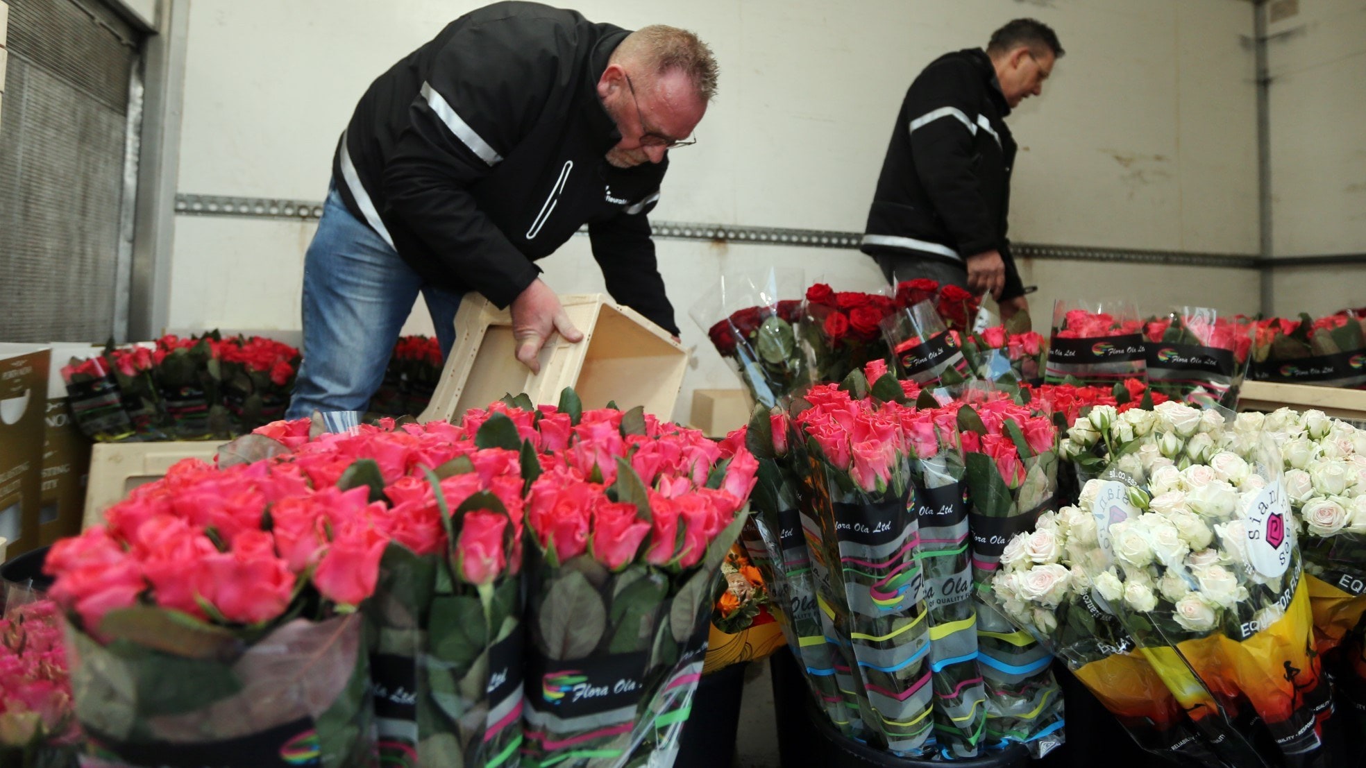 Medewerkers van Royal FloraHolland brengen middenin de coronapandemie bloemen naar het Erasmus MC in Rotterdam. Foto: ANP
