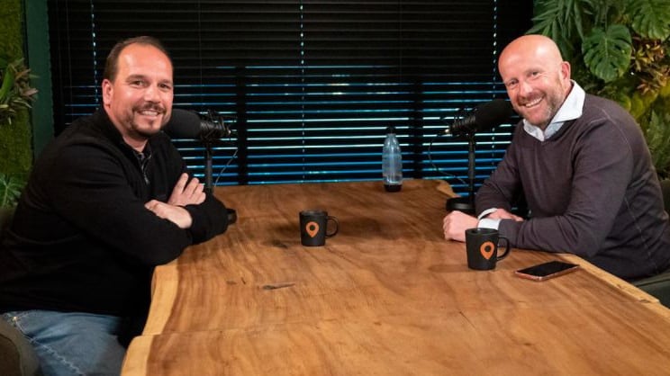 Dennis van Marle (links) in de studio bij gastheer Ernesto Spruijt.