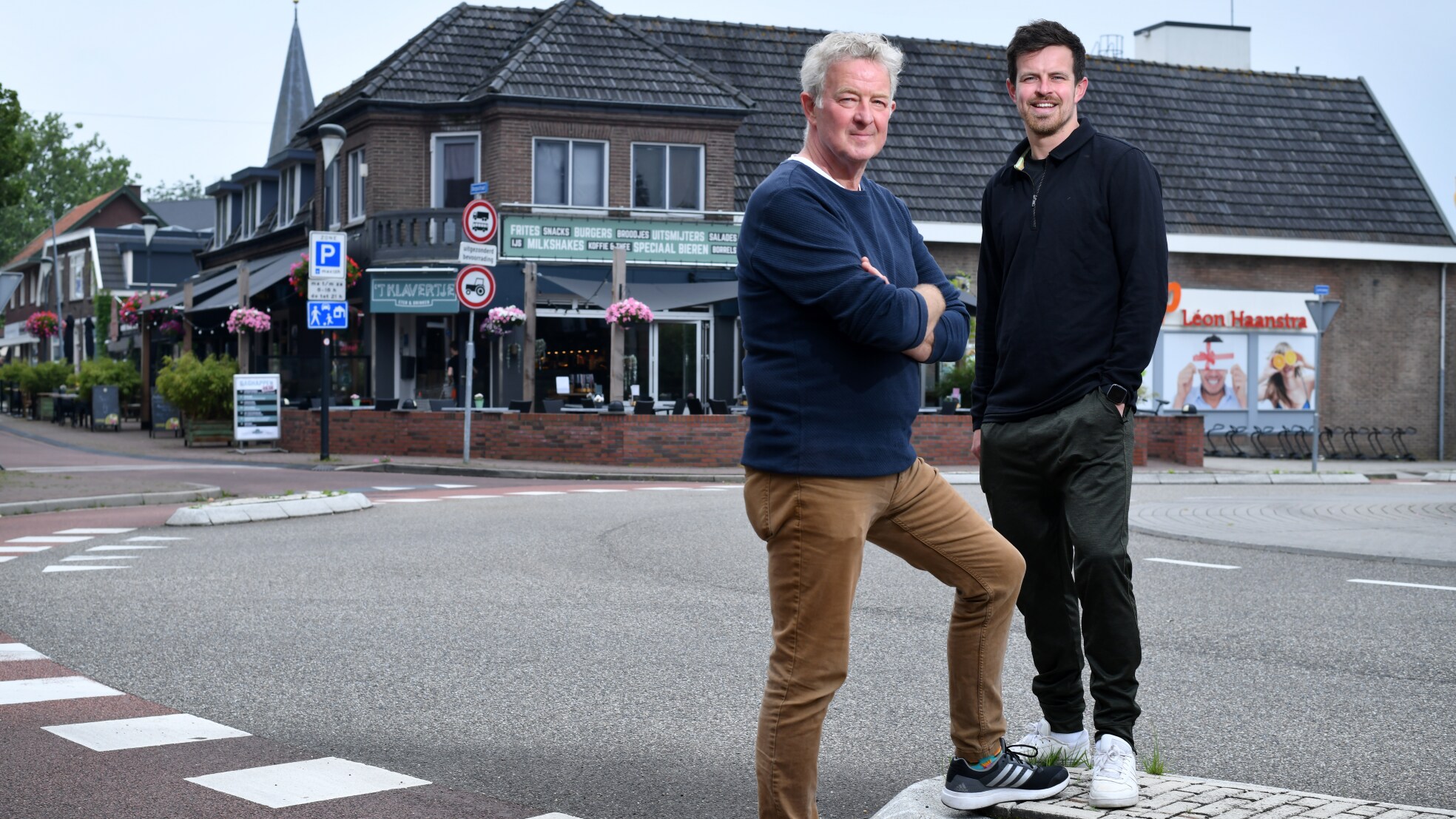 Jos Kamphuis en zijn zoon Jordy voor hun cafetaria 't Klavertje in Holten. Foto: AD/Eric Brinkhorst.