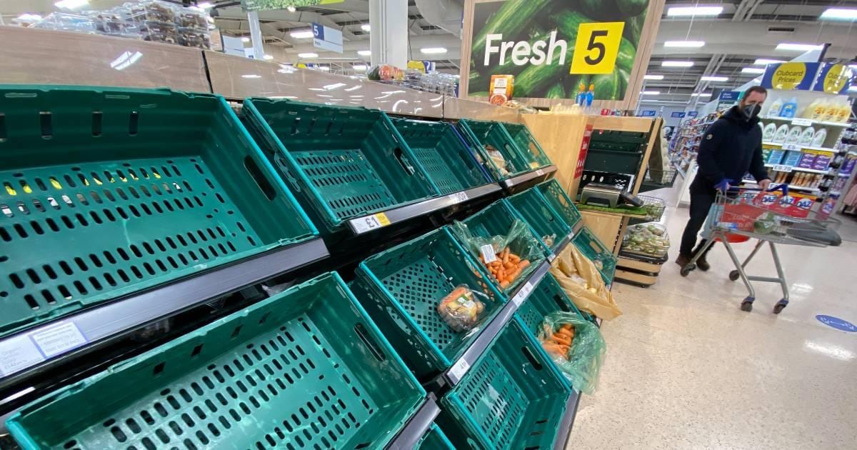 De Britse supermarkt anno nu: lege schappen groenten en fruit. Foto: ANP/EPA.