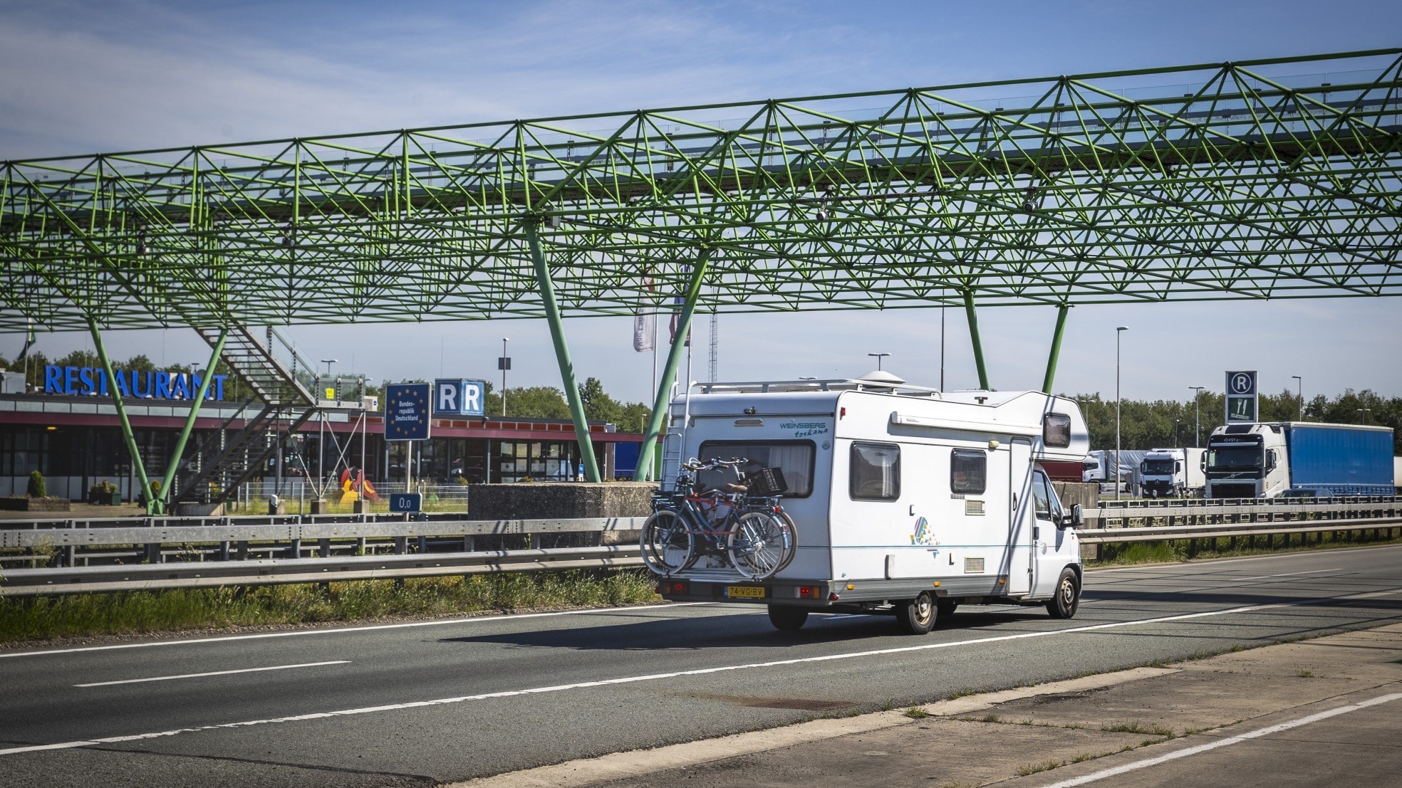 Vakantieverkeer bij een grensovergang tussen Nederland en Duitsland. Foto: ANP