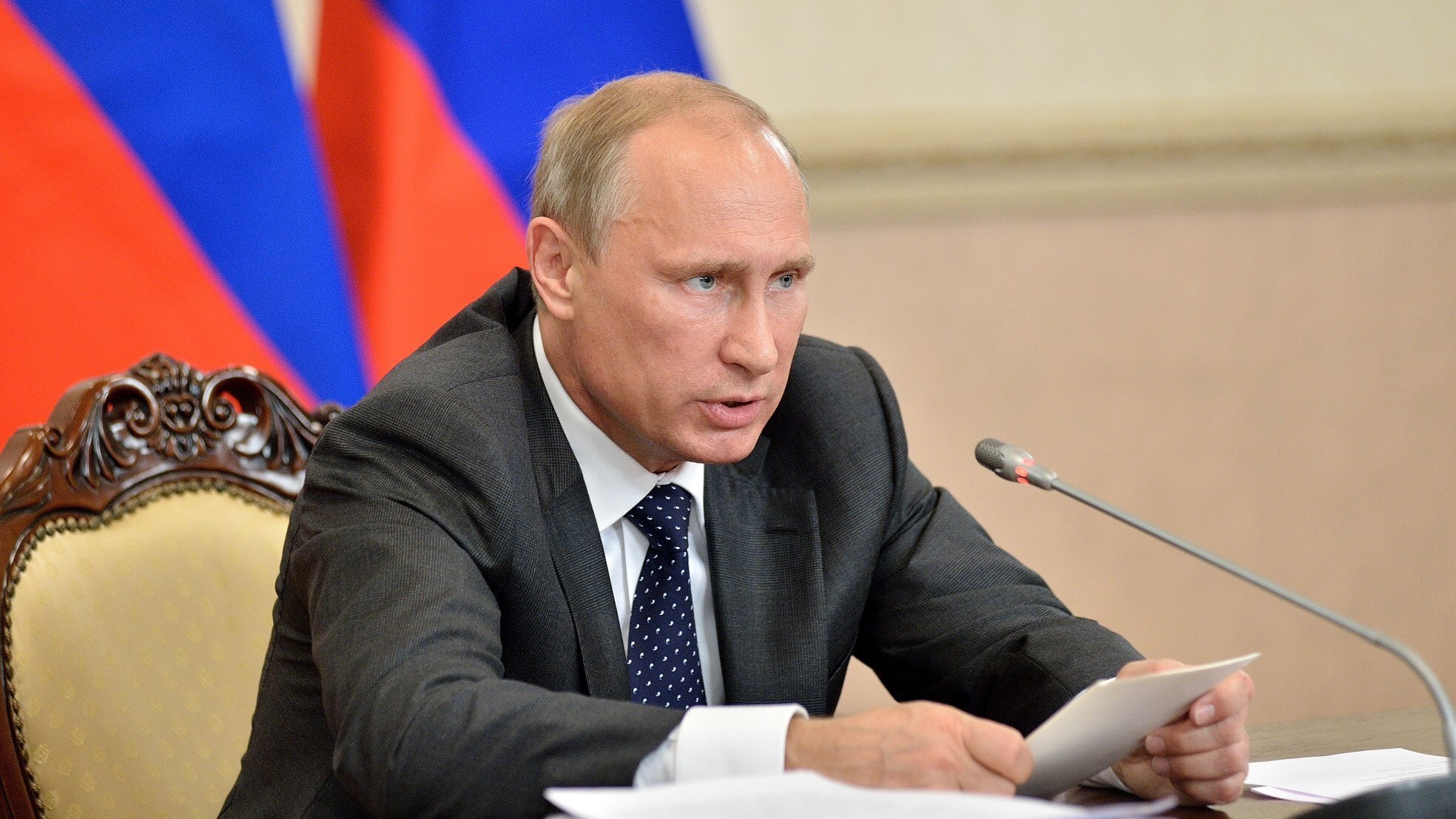De fles met wodka mag open, president Vladimir Poetin heeft iets te vieren. Foto: Shutterstock