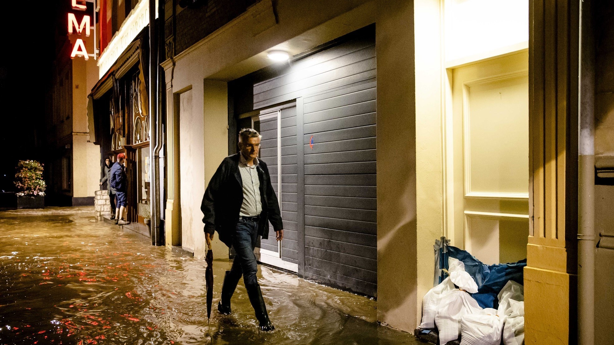 Ook een enorme wateroverlast in de winkelstraten van Valkenburg. Foto: ANP