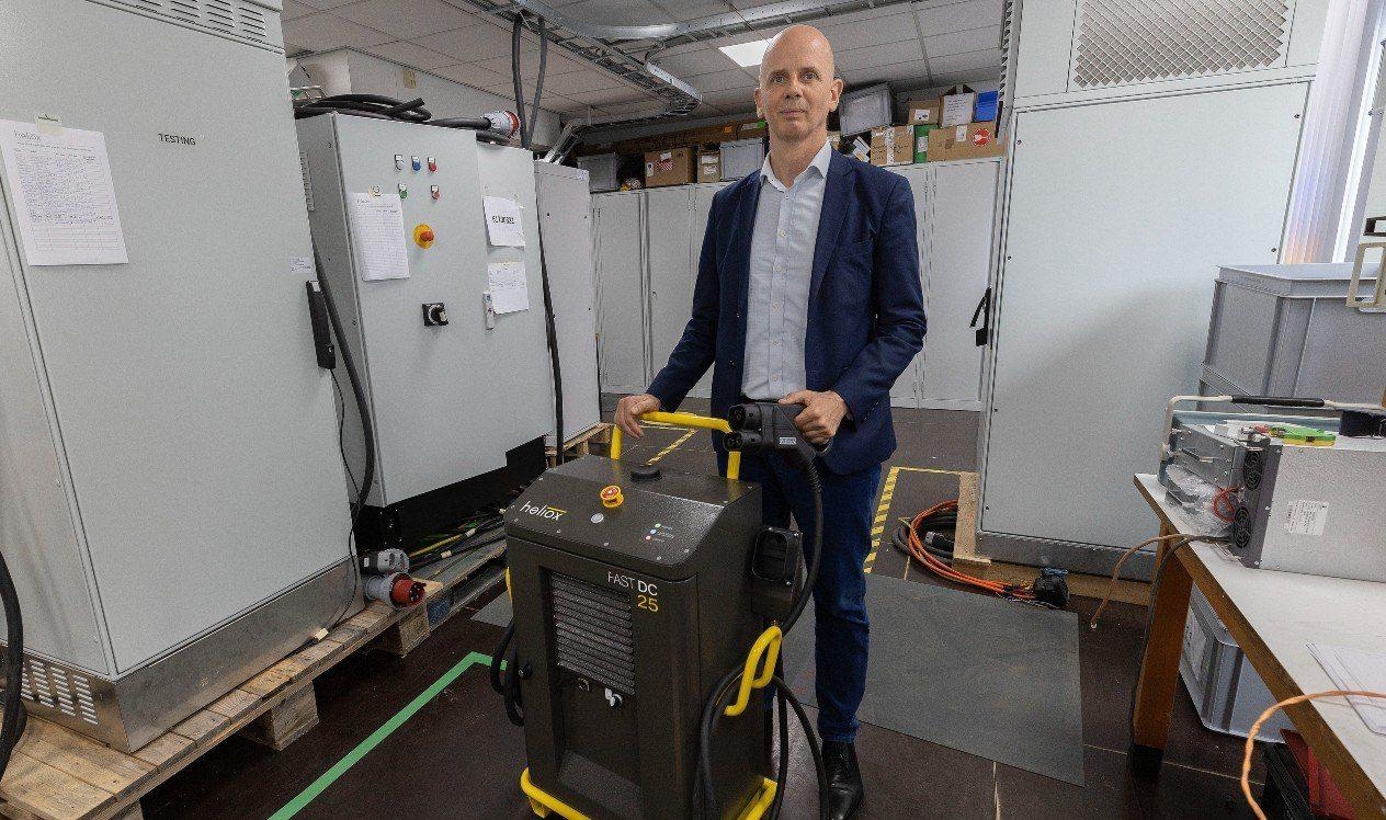 Directeur Michael Colijn demonstreert een mobiele snellader in de bedrijfsruimte van Heliox in Best Foto: Kees Martens/DCI Media.