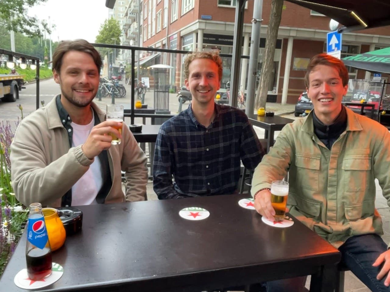 Twee van de oprichters van Workwize Michiel Meyer (midden) en Sebastiaan Scholten (rechts) proosten op de samenwerking voor de bekende Kralingse studentenkroeg De Pui. Links zit Robin de Pender, boardmember bij Graduate Entrepreneur. Foto: Graduate Entrepreneur