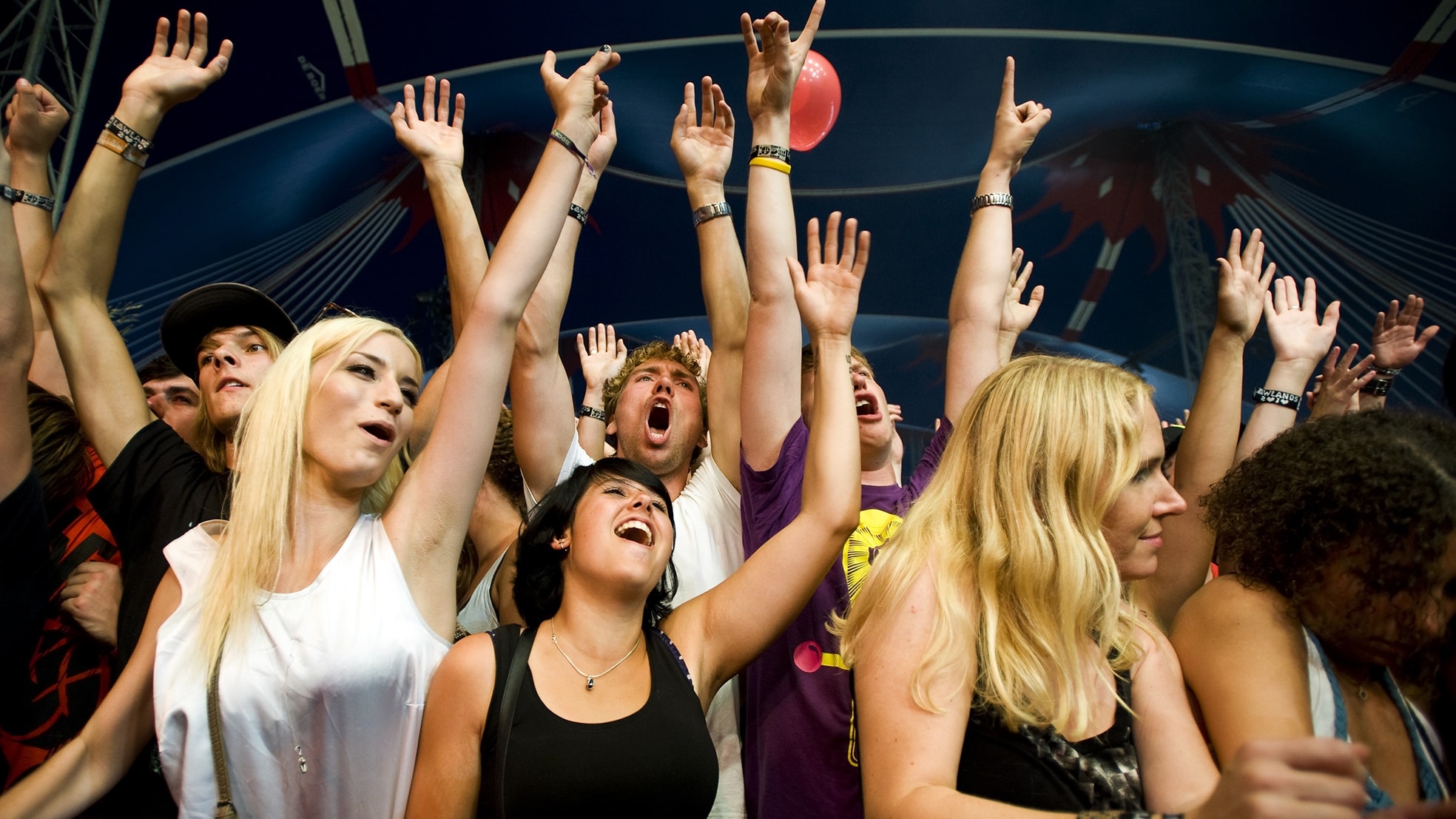 'Ik heb Lowlands langzaam zien veranderen in De Efteling voor vruchtbare mensen. In een paradijs voor ondernemers. Het walhalla voor foodverkopers. Het maakt de laatste zes jaar niet meer uit welke bands er spelen'.