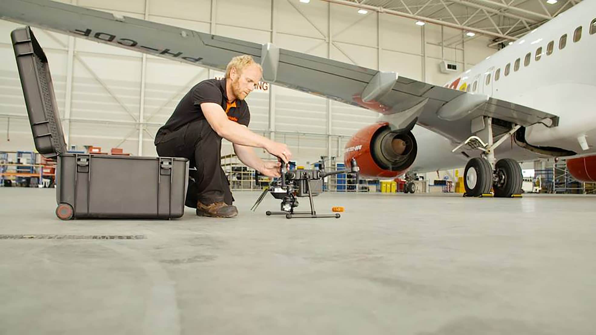 Vliegtuiginspectie met de techniek van Mainblades. Afbeelding ter illustratie.