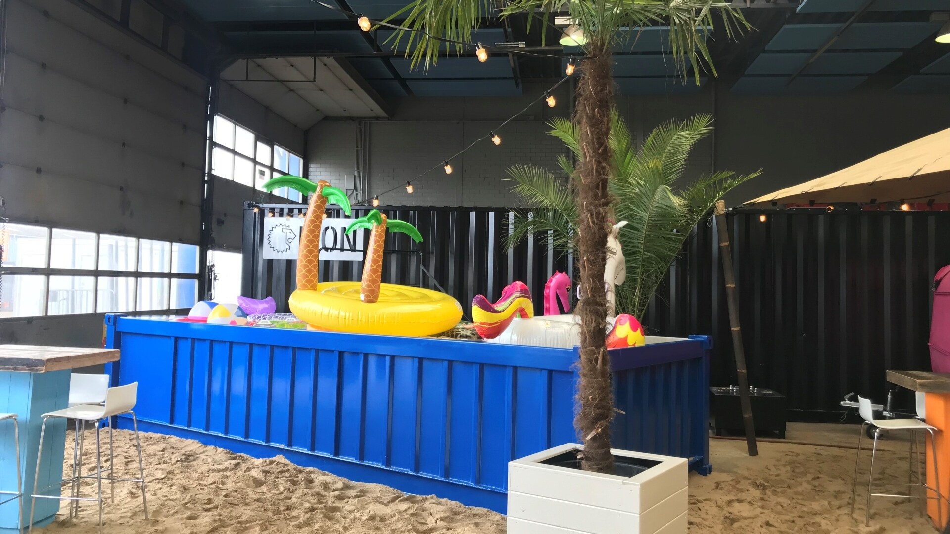 Groenenboom werkt de zwembadcontainer bij plaatsing in één dag af en levert hem plug-and-play, zodat hij meteen klaar is voor gebruik. Foto: Container Service C. Groenenboom.