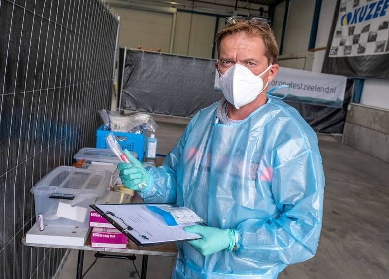 Sven Hardeman zegde de horeca vaarwel en ging werken in de commerciële teststraat van Huisartsenpraktijk Zorg op Zak. Foto: Dirk-Jan Gjeltema